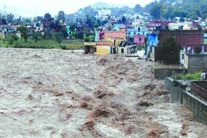 जम्मू-कश्मीर में भारी बारिश, चार की मौत, 350 से ज्यादा परिवार को किया गया शिफ्ट