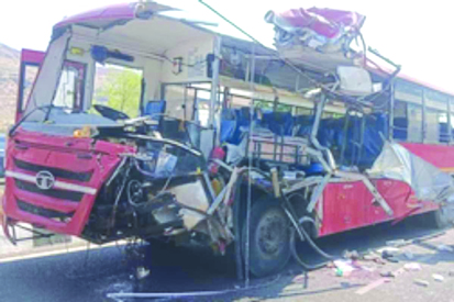 नासिक में मुंबई-आगरा राजमार्ग पर बस और ट्रक की टक्कर, 10 की मौत