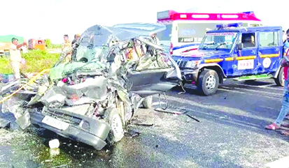 दर्दनाक हादसा : अज्ञात वाहन ने कार को मारी टक्कर, एक ही परिवार के 6 सदस्यों की मौत