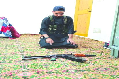 कश्मीर के कुलगाम में सुरक्षाबलों और आतंकियों के बीच मुठभेड़, लश्कर के टॉप कमांडर बासित अहमद डार को घेरा; एनकाउंटर जारी