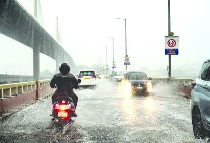 हैदराबाद में भारी बारिश, लोगों को भीषण गर्मी से राहत